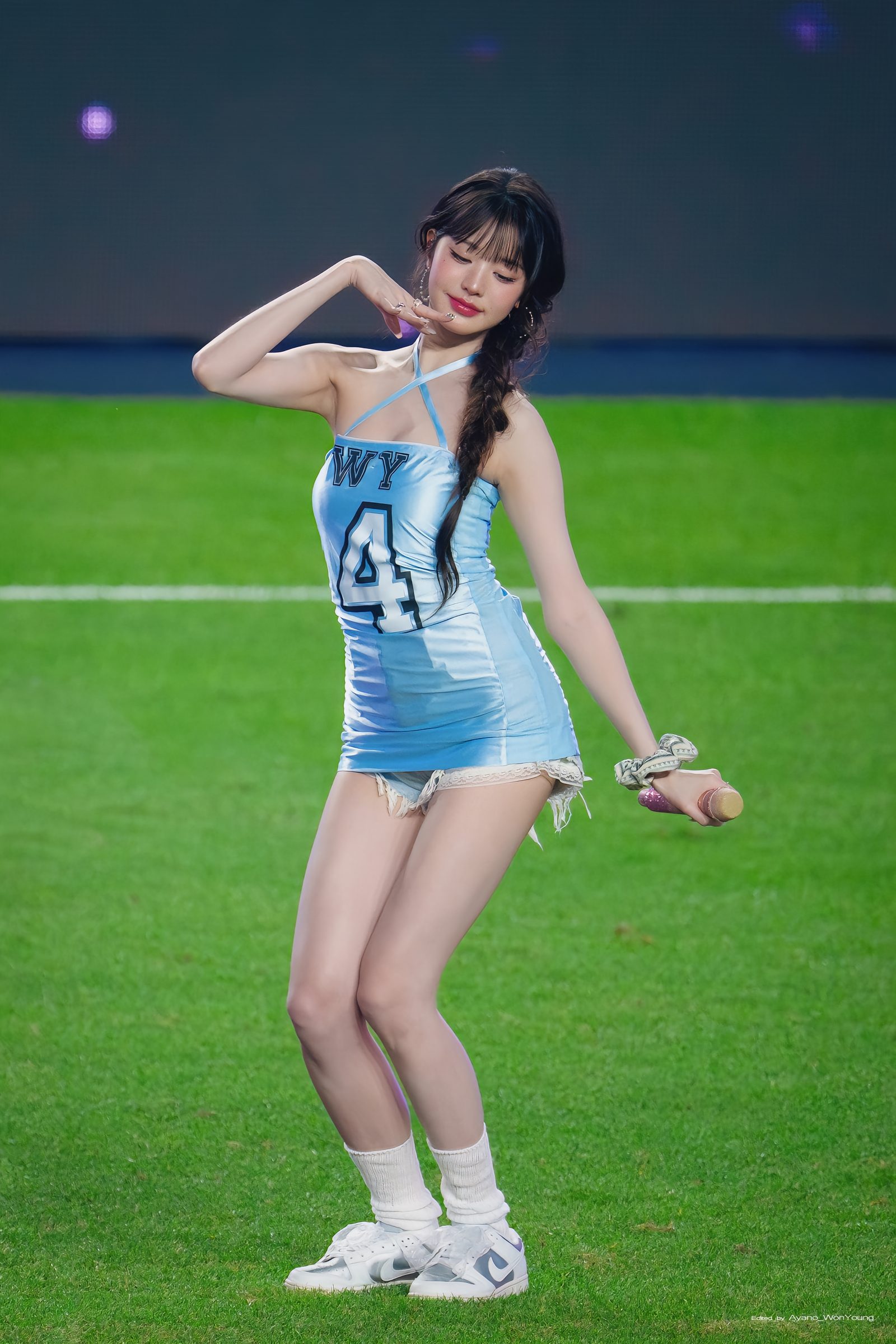Jang Wonyoung hóa 'nữ thần' sân cỏ